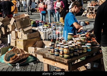 Sibiu City, Rumänien - 05. September 2021. Traditionelle rumänische handgemachte Keramik-Markt auf der Töpfermesse aus Sibiu, Rumänien Stockfoto