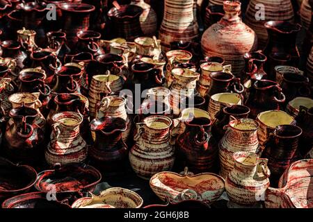 Sibiu City, Rumänien - 05. September 2021. Traditionelle rumänische handgemachte Keramik-Markt auf der Töpfermesse aus Sibiu, Rumänien Stockfoto