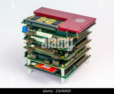 pc104-Stapel robuster eingebetteter Computerplatinen auf weißem Hintergrund Stockfoto