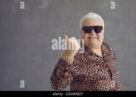 Alte lustige ältere Mann zeigt thumsup empfehlen Geste Party Portrait Stockfoto