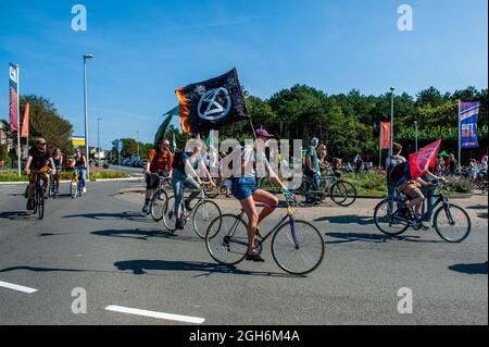 Amsterdam, Niederlande. September 2021. Während der Demonstration wird ein Aktivist mit dem Fahrrad gesehen, während er eine Flagge hält.Aktivisten der Rebellion vom Aussterben organisierten einen Protest gegen den Grand Prix in Zandvoort als Beispiel für unnötige Emissionen und Störungen der Natur. Die Aktivisten fuhren mit ihren Fahrrädern nahe an der Rennstrecke, um die Öffentlichkeit darauf aufmerksam zu machen, dass die ökologische Krise jetzt ist und die Treibhausgasemissionen innerhalb weniger Jahre auf Null zu reduzieren. (Foto: Ana Fernandez/SOPA Images/Sipa USA) Quelle: SIPA USA/Alamy Live News Stockfoto