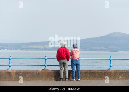 Greenock, Schottland, Großbritannien, 5. September 2021, Paar allein während der Covid-19-Beschränkungen auf der Green Esplanade Stockfoto