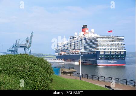 Greenock, Schottland, Großbritannien, 5. September 2021, Queen Elizabeth Hamilton Passagierschiff während einer Kreuzfahrt mit Touristen, die nach Greenock reisen Stockfoto