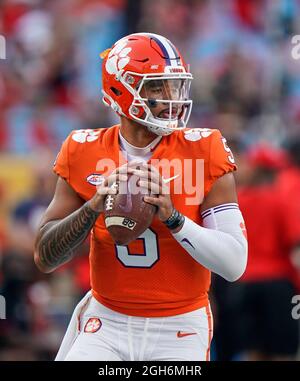 04. September 2021: Clemson Tigers Quarterback D.J. Uiagalelei (5) erwärmt sich vor dem Dukes Mayo Classic zwischen Georgia und Clemson im Bank of America Stadium in Charlotte, North Carolina. Rusty Jones/Cal Sport Media Stockfoto