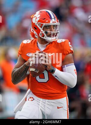 04. September 2021: Clemson Tigers Quarterback D.J. Uiagalelei (5) erwärmt sich vor dem Dukes Mayo Classic zwischen Georgia und Clemson im Bank of America Stadium in Charlotte, North Carolina. Rusty Jones/Cal Sport Media Stockfoto