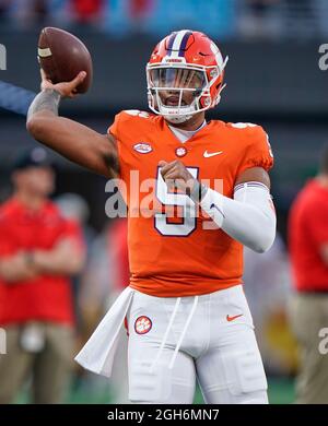 04. September 2021: Clemson Tigers Quarterback D.J. Uiagalelei (5) erwärmt sich vor dem Dukes Mayo Classic zwischen Georgia und Clemson im Bank of America Stadium in Charlotte, North Carolina. Rusty Jones/Cal Sport Media Stockfoto