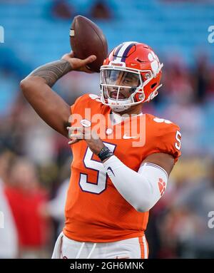 04. September 2021: Clemson Tigers Quarterback D.J. Uiagalelei (5) erwärmt sich vor dem Dukes Mayo Classic zwischen Georgia und Clemson im Bank of America Stadium in Charlotte, North Carolina. Rusty Jones/Cal Sport Media Stockfoto