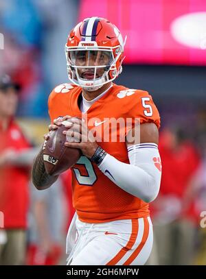 04. September 2021: Clemson Tigers Quarterback D.J. Uiagalelei (5) erwärmt sich vor dem Dukes Mayo Classic zwischen Georgia und Clemson im Bank of America Stadium in Charlotte, North Carolina. Rusty Jones/Cal Sport Media Stockfoto