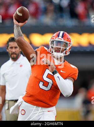 04. September 2021: Clemson Tigers Quarterback D.J. Uiagalelei (5) erwärmt sich vor dem Dukes Mayo Classic zwischen Georgia und Clemson im Bank of America Stadium in Charlotte, North Carolina. Rusty Jones/Cal Sport Media Stockfoto