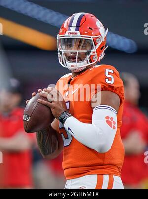 04. September 2021: Clemson Tigers Quarterback D.J. Uiagalelei (5) erwärmt sich vor dem Dukes Mayo Classic zwischen Georgia und Clemson im Bank of America Stadium in Charlotte, North Carolina. Rusty Jones/Cal Sport Media Stockfoto