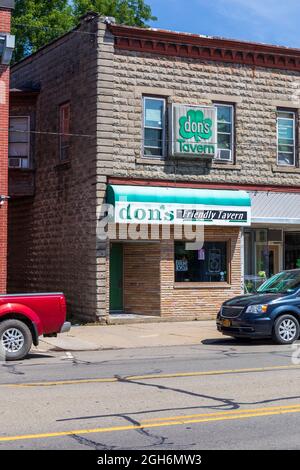 OLEAN, NY, USA-14 AUGUST 2021: Don's halbfreundliche Taverne, Schaufenster und Schild. Stockfoto