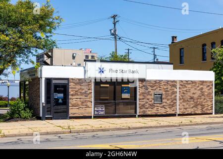 OLEAN, NY, USA-14 AUGUST 2021: Eine Zweigstelle der Five Star Bank, Gebäude, Logo und Schild. Stockfoto