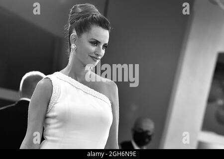 Venedig, Italien. September 2021. Penelope Cruz trifft auf dem roten Teppich des Films „Last Night in Soho“ während des 78. Internationalen Filmfestivals von Venedig am 04. September 2021 in Venedig, Italien, ein. Foto von Rocco Spaziani/UPI Credit: UPI/Alamy Live News Stockfoto