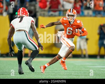 04. September 2021: Clemson Tigers Wide Receiver E.J. Williams (6) versucht in der ersten Hälfte des Dukes Mayo Classic zwischen Georgia und Clemson im Bank of America Stadium in Charlotte, North Carolina, Georgia, durch Georgia Bulldogs-Linienrichter Quay Walker (7) zu kommen. Rusty Jones/Cal Sport Media Stockfoto