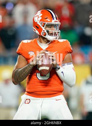 04. September 2021: Clemson Tigers Quarterback D.J. Uiagalelei (5) bereitet sich auf die zweite Hälfte des Dukes Mayo Classic zwischen Georgia und Clemson im Bank of America Stadium in Charlotte, North Carolina, vor. Rusty Jones/Cal Sport Media Stockfoto