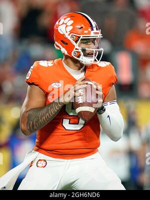 04. September 2021: Clemson Tigers Quarterback D.J. Uiagalelei (5) bereitet sich auf die zweite Hälfte des Dukes Mayo Classic zwischen Georgia und Clemson im Bank of America Stadium in Charlotte, North Carolina, vor. Rusty Jones/Cal Sport Media Stockfoto