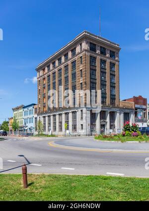 OLEAN, NY, USA-14. AUGUST 2021: Das Gebäude der Classical 1915 Manufacturers Hannover war ursprünglich die erste Nationalbank. Es ist für r geplant Stockfoto