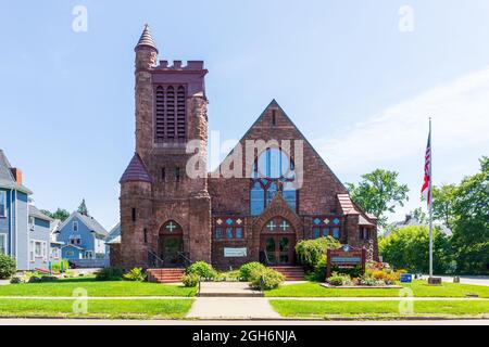 OLEAN, NY, USA-14 AUGUST 2021: St. Stephens Episcopal Church in Downtown. Fassade und Landschaftsgarten. Stockfoto