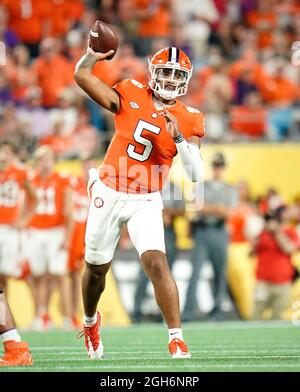 04. September 2021: Clemson Tigers Quarterback D.J. Uiagalelei (5) macht während der ersten Hälfte des Dukes Mayo Classic zwischen Georgia und Clemson einen Pass im Bank of America Stadium in Charlotte, North Carolina. Rusty Jones/Cal Sport Media Stockfoto