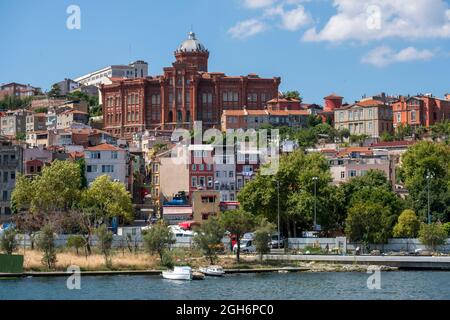 Istanbul; Türkei - 06. August; 2019: Das Ökumenische Patriarchat von Konstantinopel und das griechische Knabengymnasium Fener (Rote Schule), Istanbul. Erbaut 18 Stockfoto