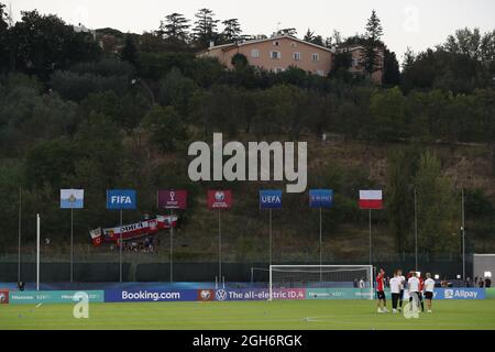 Serravalle, Italien, 5. September 2021. Polen-Fans ohne Eintrittstickets können während des FIFA-WM-Qualifikationsspiele im San Marino Stadium, Serravalle, von den umliegenden Hügeln aus blicken. Bildnachweis sollte lauten: Jonathan Moscrop / Sportimage Kredit: Sportimage/Alamy Live News Stockfoto