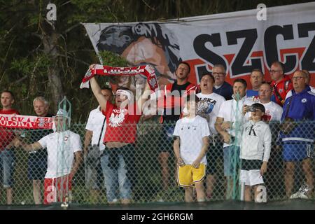 Serravalle, Italien, 5. September 2021. Polen-Fans ohne Eintrittstickets können während des FIFA-WM-Qualifikationsspiele im San Marino Stadium, Serravalle, von den umliegenden Hügeln aus blicken. Bildnachweis sollte lauten: Jonathan Moscrop / Sportimage Kredit: Sportimage/Alamy Live News Stockfoto