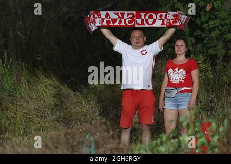 Serravalle, Italien, 5. September 2021. Polen-Fans ohne Eintrittstickets können während des FIFA-WM-Qualifikationsspiele im San Marino Stadium, Serravalle, von den umliegenden Hügeln aus blicken. Bildnachweis sollte lauten: Jonathan Moscrop / Sportimage Kredit: Sportimage/Alamy Live News Stockfoto