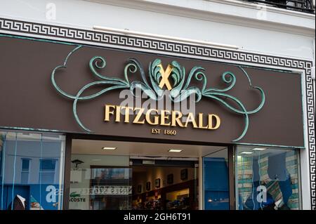 Cork, Irland - 14. Juli 2021: Das Schild für den Fitzgerald Herrenmode-Laden in Cork Stockfoto