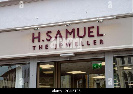 Cork, Irland - 14. Juli 2021: Das Schild für den Juwelier H. Samuel in Cork Stockfoto