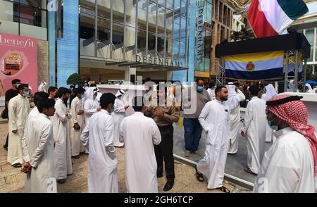 Gouvernement Farwaniya, Kuwait. September 2021. Die Vertreter der kuwaitischen Armee kommunizieren am 5. September 2021 an einem Stand in einem Einkaufszentrum im Gouvernement Farwaniya, Kuwait, mit jungen Kuwaitis. Das kuwaitische Verteidigungsministerium hat am Sonntag eine Aufklärungskampagne für militärische Rekrutierung im Land gestartet. Quelle: Asad/Xinhua/Alamy Live News Stockfoto