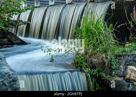 Wasserfall aus einer alten Wassermühle in Forsmark Schweden Stockfoto