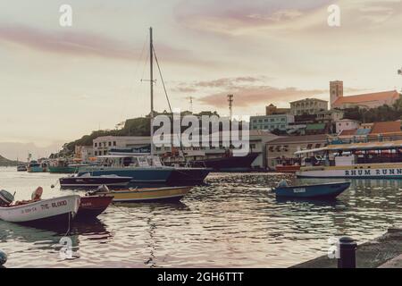 SAINT GEORGE, GRENADA - 10. Jun 2021: Eine Landschaft von Booten und Schiffen auf dem Meer, umgeben von Gebäuden in Saint George, Grenada Stockfoto