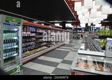 Sofia, Bulgarien - Aug 25 2021: Im Fantastiko Supermarkt. Übersicht über Kühlschränke. Stockfoto