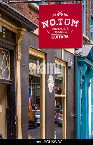 Nein.Tom Vintage Gitarren Store in der historischen Denmark Street im Zentrum von London. Die Denmark Street mit ihren Musikgeschäften ist als Tin Pan Alley bekannt. Stockfoto