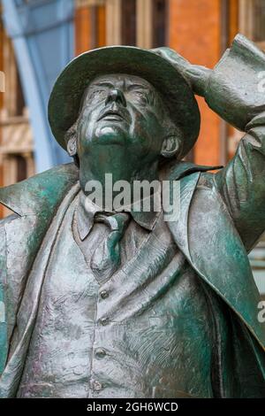 Sir John Betjeman Statue in St. Pancras Station London - Martin Jennings, Bildhauer, 2007. Dichter. Stockfoto