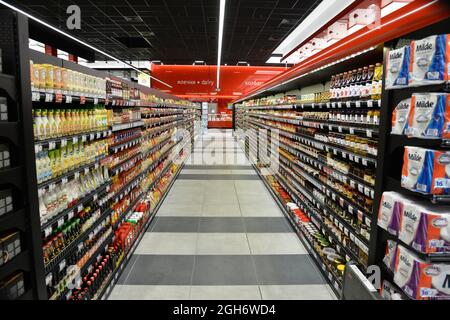 Sofia, Bulgarien - Aug 25 2021: Im Fantastiko Supermarkt. Zwischen den Regalen. Stockfoto