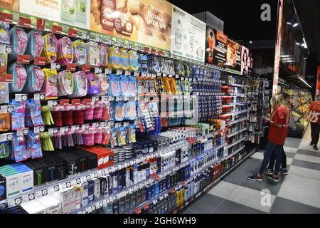 Sofia, Bulgarien - Aug 25 2021: Im Fantastiko Supermarkt. Abschnitt „Pflege“. Stockfoto