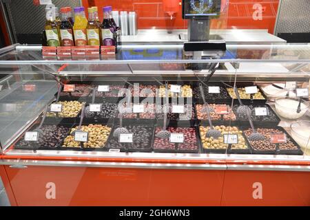 Sofia, Bulgarien - Aug 25 2021: Im Fantastiko Supermarkt. Oliven auf dem Display. Stockfoto