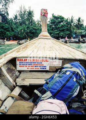 Reisen mit einem Langboot zur Railay Peninsular, Krabi, Thailand. Stockfoto