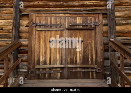 Holztor in einer traditionellen Holzscheune Stockfoto