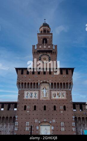 Detail des Uhrturms der Burg Sforza XV Jahrhundert (Castello Sforzesco) . Es ist eines der wichtigsten Symbole der Stadt Mailand, Lombardei, Italien, Stockfoto