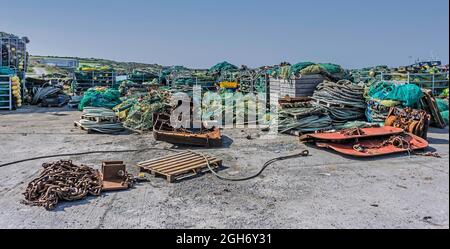 Bündeln von Fischernetzen und Angelausrüstung am Pier im Fischerdorf Clogherhead, County Louth, Irland. Stockfoto