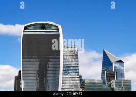 London, England - August 2021: Wolkenkratzer in der Fenchurch Street im Finanzsektor der Stadt, der den Spitznamen Walkie Talkie Building trägt Stockfoto