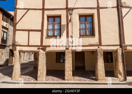 Mittelalterliche Fassaden und Gebäude im Dorf Pancorbo, Provinz Burgos, Spanien Stockfoto