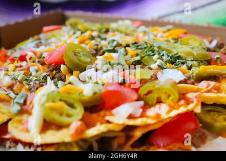 Köstliche Nachos zum Mitnehmen mit Salsa Dip Stockfoto