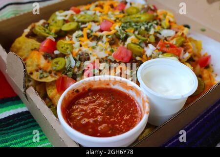 Köstliche Nachos zum Mitnehmen mit Salsa Dip Stockfoto