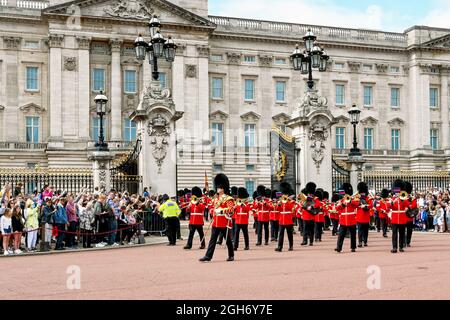 London, England - 2021. August: Regimentsband der Welsh Guards marschiert nach der Wachwechsel-Zeremonie vom Buckingham Palace Stockfoto