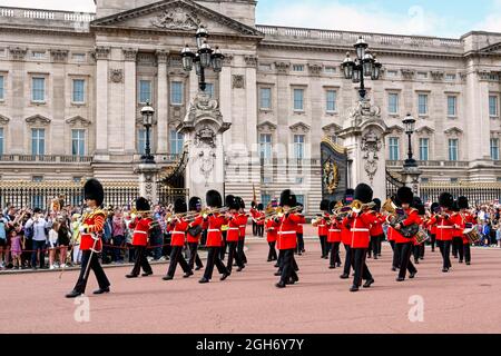 London, England - 2021. August: Regimentsband der Welsh Guards marschiert nach der Wachwechsel-Zeremonie vom Buckingham Palace Stockfoto