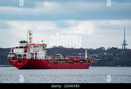 Kiel, Deutschland. April 2021. Das Frachtschiff 'Duzgit Endeavour' passiert den Kieler Fernsehturm auf der Förde. Quelle: Axel Heimken/dpa/Alamy Live News Stockfoto