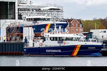 Kiel, Deutschland. April 2021. Die Küstenwache-Schiffe 'Bremen' und 'Gelting' werden in einer Werft in Friedrichsort vertäut. Quelle: Axel Heimken/dpa/Alamy Live News Stockfoto